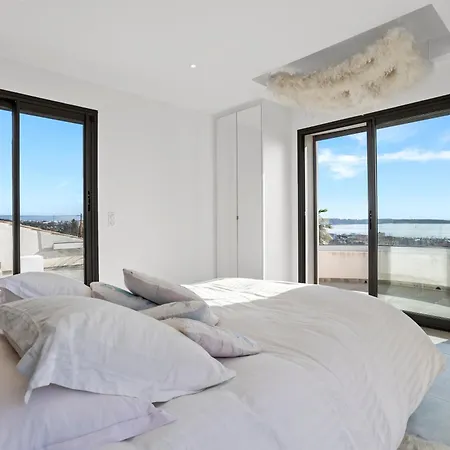 Luxurious 4-bed With Panoramic Views *
