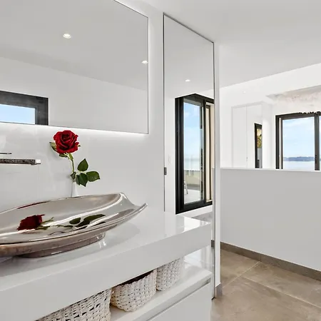 Luxurious 4-bed With Panoramic Views Villa
