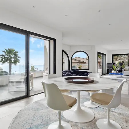 Luxurious 4-bed With Panoramic Views Villa