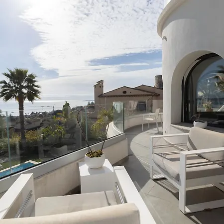 Luxurious 4-bed With Panoramic Views *