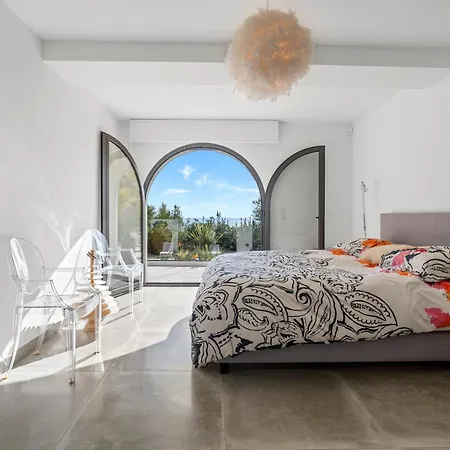 Luxurious 4-bed With Panoramic Views Villa