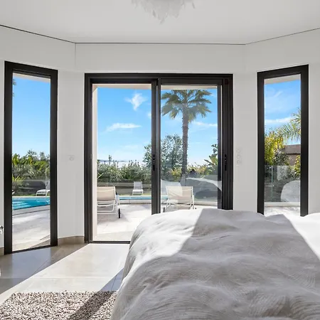 Luxurious 4-bed With Panoramic Views Villa *