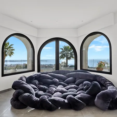 Luxurious 4-bed With Panoramic Views Villa *