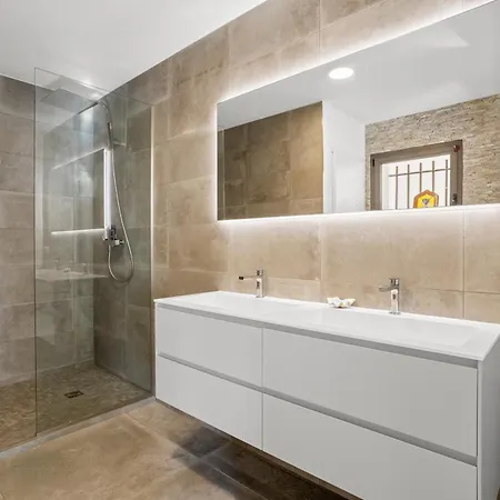 Villa Luxurious 4-bed With Panoramic Views Vallauris