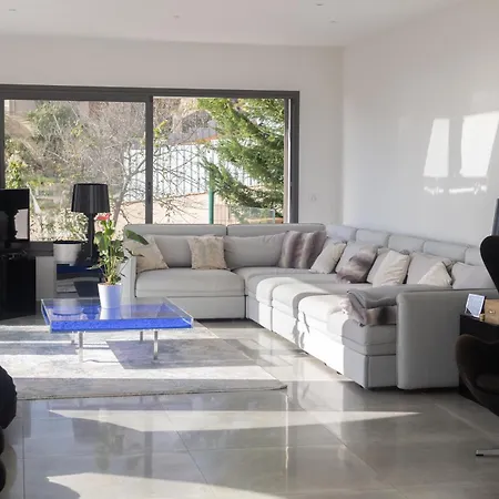 Luxurious 4-bed With Panoramic Views Villa *