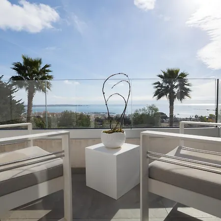 Luxurious 4-bed With Panoramic Views *